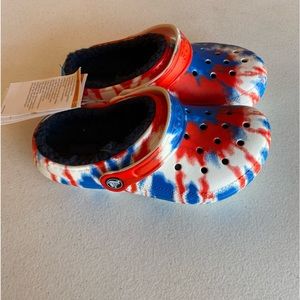NWT CROCS Classic Red White Blue Tie Dye Fleece Lined Unisex Kids Size 1